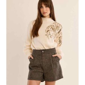 Un short taille haute en lainage chiné brun et beige mêlés, à la coupe évasée et aux plis couture — la pièce audacieuse et sophistiquée qui réinvente le vestiaire automne-hiver avec une élégance british décomplexée. Référence : P1846EH
